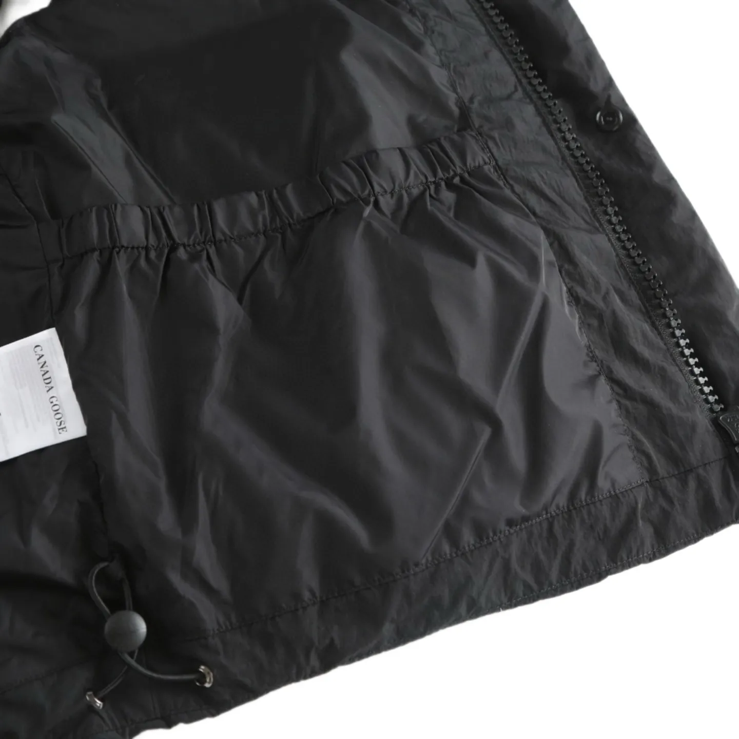 P760 Exclusive Supply] Canada Goose Black Label Down Vest is made of high-quality protective nylon fabric, which not only enhances the wear resistance of the surface, but also takes into account wind resistance, ensuring excellent performance in various harsh weather conditions. Made of 90 national standard high-quality white duck down, selected high-loft velvet with a weight of 170g, it is light and warm, has excellent temperature locking performance and good resilience. Precision thread reinforcement prevents linting and ensures the fluffy and resilient elasticity lasts as new. The ribbon is woven with polyester as the base, and the brand letters are decorated on the ribbon through high-precision computer embroidery. The edges of the pattern are clear, the stitches are fine and even, and multiple layers of embroidery thread are stacked to enhance the three-dimensional effect. Size:S-M-L-XL